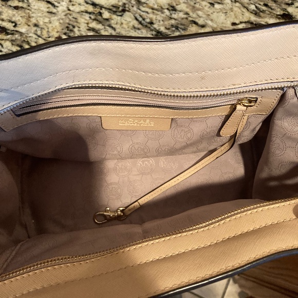 Micheal Kors medium sized like new condition - Picture 2 of 3